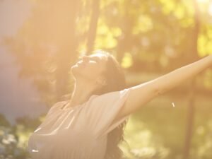 Vücudunuzu Korumak İçin Bilimsel Olarak Kanıtlanmış 5 Kritik Eylem Kanser, sadece genetik bir miras değil, aynı zamanda yaşam tarzı ve çevresel faktörlerin bir sonucudur. Uluslararası sağlık otoriteleri, sağlıksız beslenme, yetersiz aktivite ve çevresel toksinlere maruz kalmanın başlıca risk faktörleri olduğunu vurgulamaktadır. Bu ÜCRETSİZ video eğitimi, T.C. Sağlık Bakanlığı ve uluslararası bilimsel yayınlar referans alınarak hazırlanmıştır.   Uzmanlarımızın sizin için derlediği, hemen bugün uygulayabileceğiniz 5 Kritik Değişiklik ile kanser riskinizi düşürmeyi ve bağışıklık sisteminizi güçlendirmeyi öğrenin.